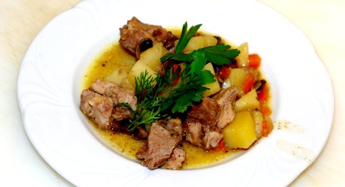 Жаркое со свининой и картошкой в мультиварке