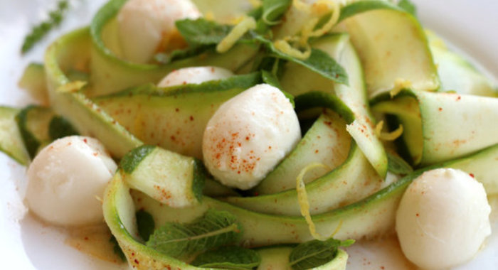 Салат из цукини с моцареллой