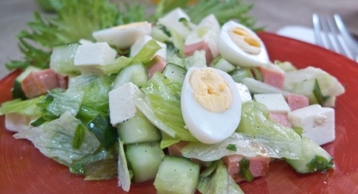 Салат с жареной колбасой и яйцом