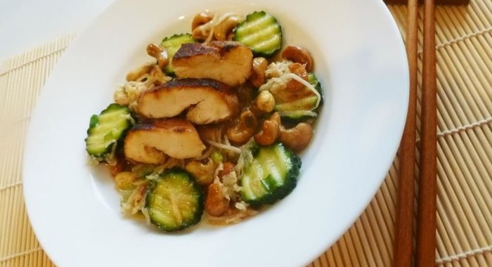 Салат с курицей, кешью и лаймом