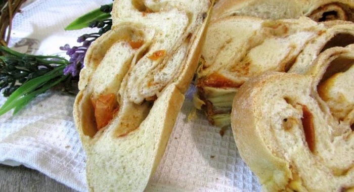 Порционный хлеб с красным песто