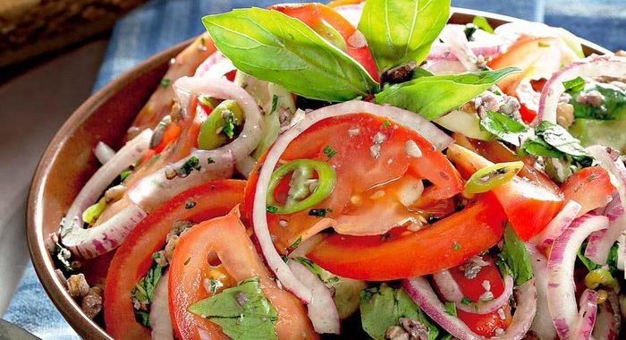 Салат летний из помидоров и огурцов