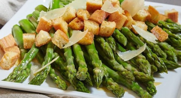 Салат со спаржей