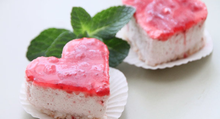 Кокосово-клубничное пирожное