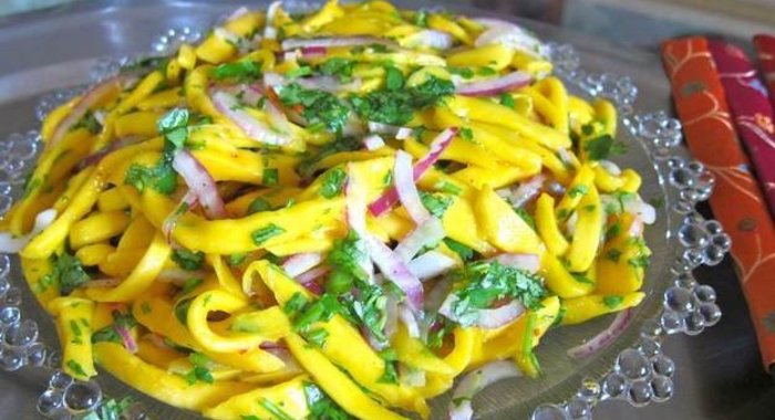Салат с манго и репчатым луком