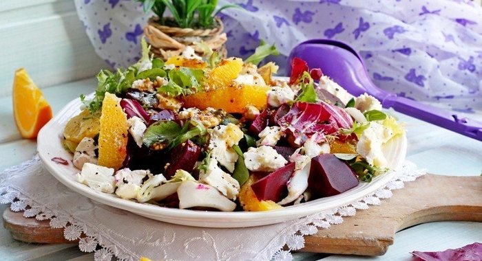 Салат со свеклой, апельсином и козьим сыром