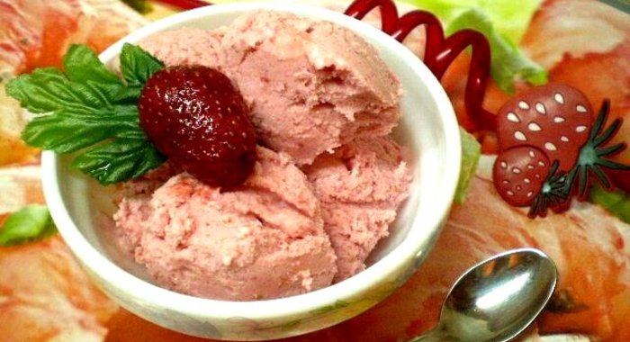 Ванильно-клубничное мороженое