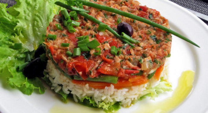 «Многоэтажный» салат с тунцом