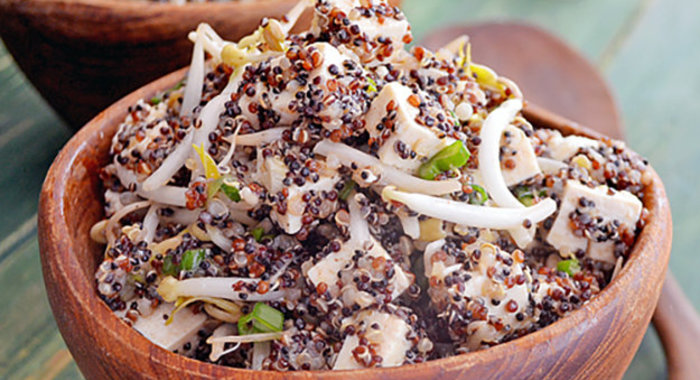 Салат с киноа и маринованным тофу