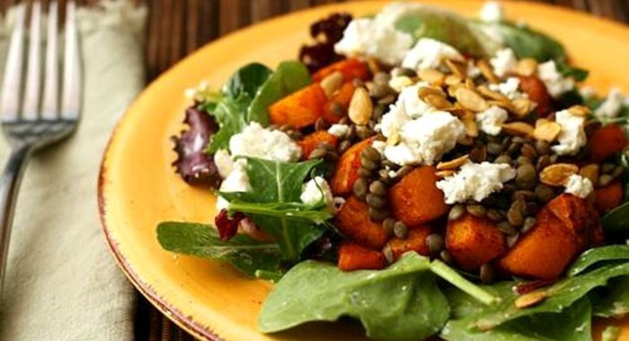 Салат с чечевицей, сквошем и козьим сыром