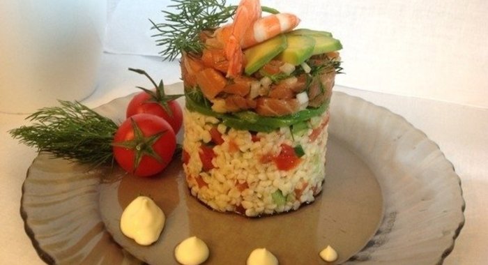 Слоеный салат с форелью и булгуром