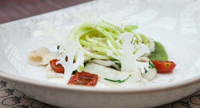 Теплый салат с кальмарами