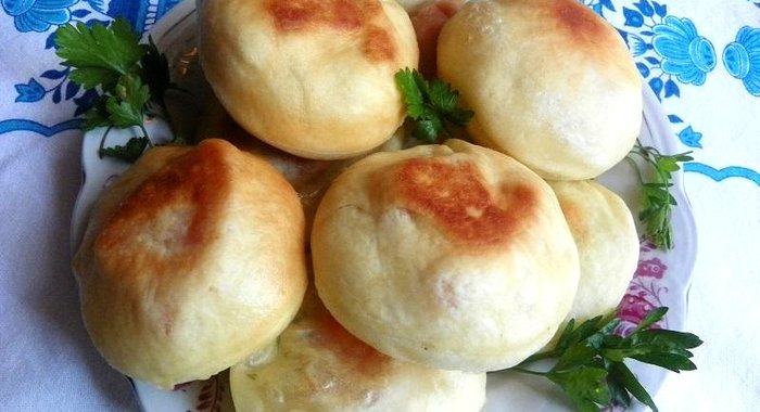 Пирожки с творогом и помидором