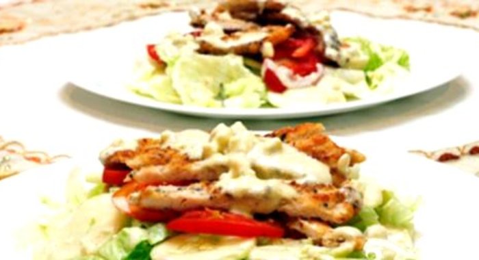 Куриный салат с сырным соусом