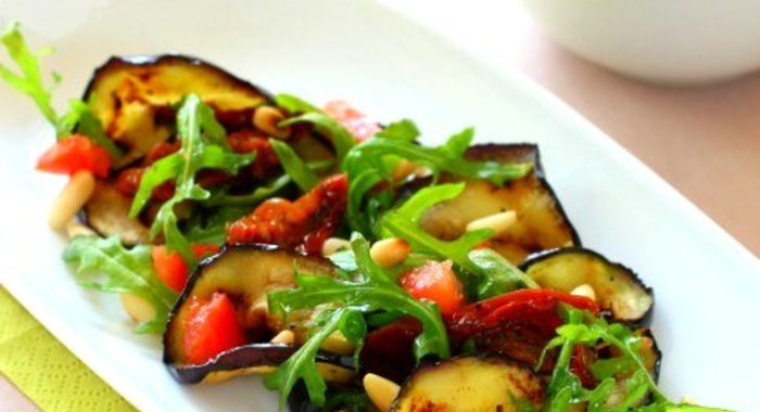 Теплый салат из баклажанов на гриле с черри и зеленью