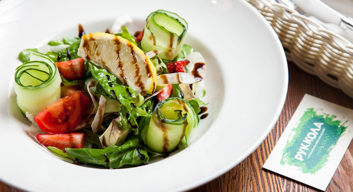 Летний салат из клубники, авокадо и томатов