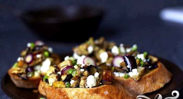 Тосты с салатом из баклажанов