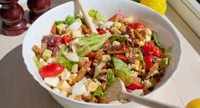 Летний салат с колбасой