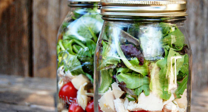 Салат с тунцом и овощами в банке