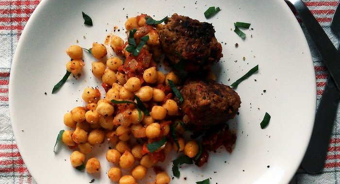 Тефтели и нут в томатном соусе