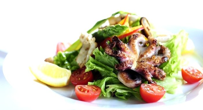 Салат с креветками и кальмарами