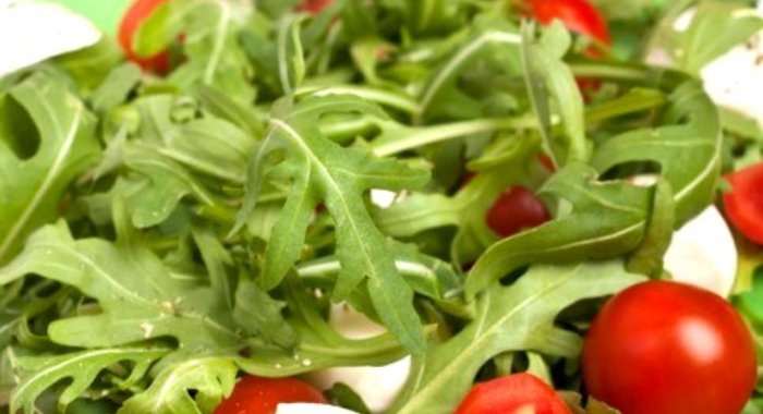 Салат с моцареллой и руколой