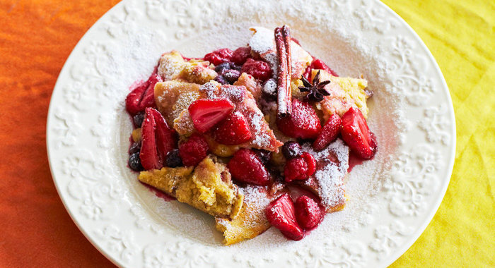 Суфле-омлет на сковороде с ягодным соусом