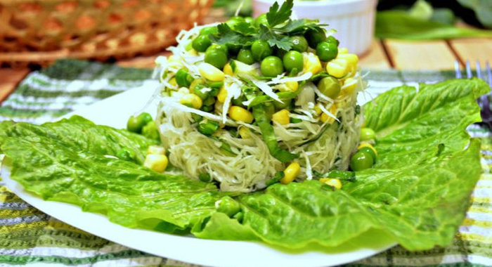 Салат с курицей и имбирными фруктами