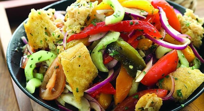 Салат из печеных и свежих овощей с чиабаттой