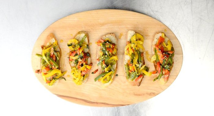 Салат из перца по‑баскски на белых сухарях