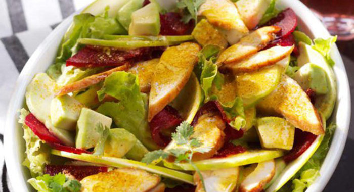 Куриный салат со свеклой и яблоком