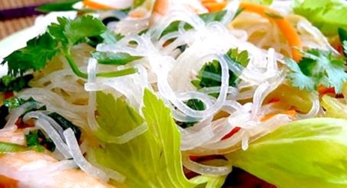Азиатский салат из лапши с креветками