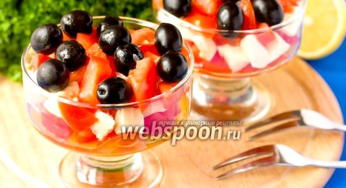 Салат с моцареллой, помидорами и маслинами