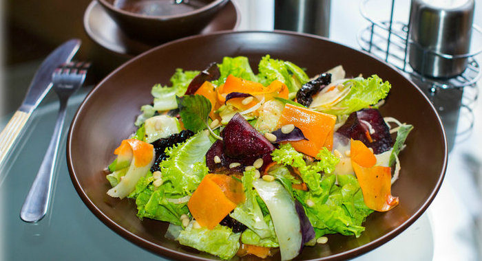 Салат с овощными чипсами и тыквой