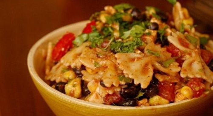 Салат из пасты, фасоли и помидоров