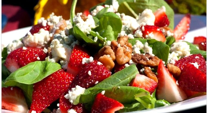 Шпинат с клубникой и орехами