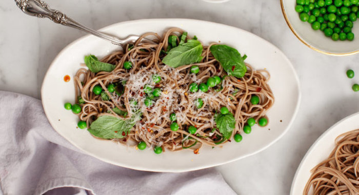 Соба с зеленым горошком, базиликом и пармезаном