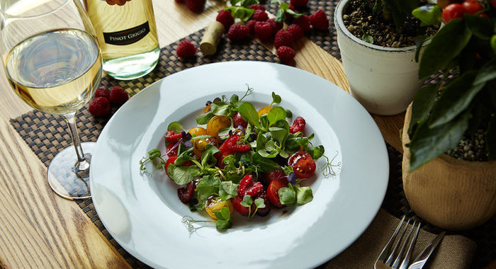 Салат из томатов и малины