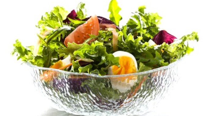 Салат из листьев одуванчика с помидорами черри