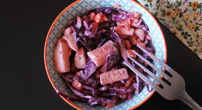 Салат Коул Слоу с краснокочанной капустой