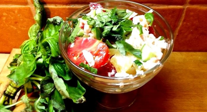 Салат с печеным болгарским перцем и помидорами