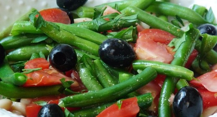 Фасолевый салат с оливками