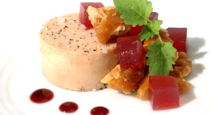 Салат из гусиной печени с ежевичным соусом