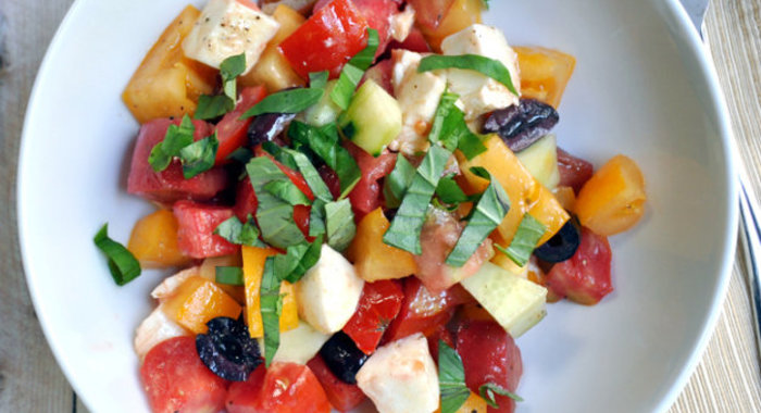 Салат с оливками и помидорами