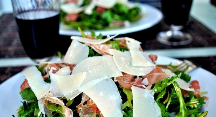 Салат из рукколы, пармезана и пармской ветчины