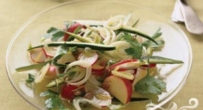 Салат из цуккини, фенхеля и редиса