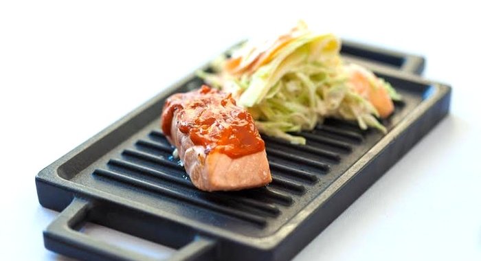 Барбекю из норвежской семги-гриль с яблочно-капустным салатом