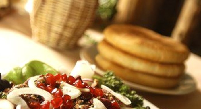 Салат из мяса с луком и зернами граната