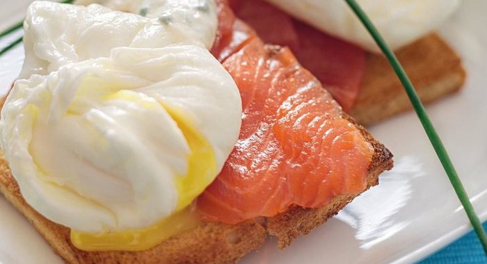 Тосты с лосоcем и яйцом-пашот