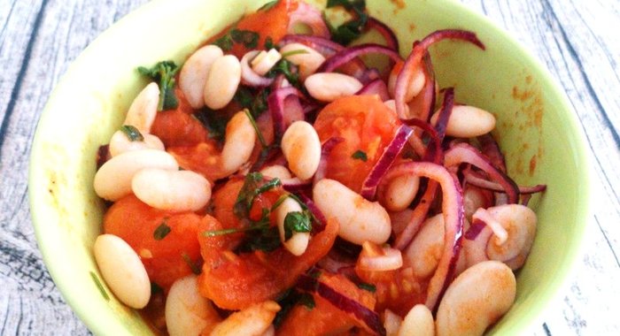 Теплый постный салат с фасолью